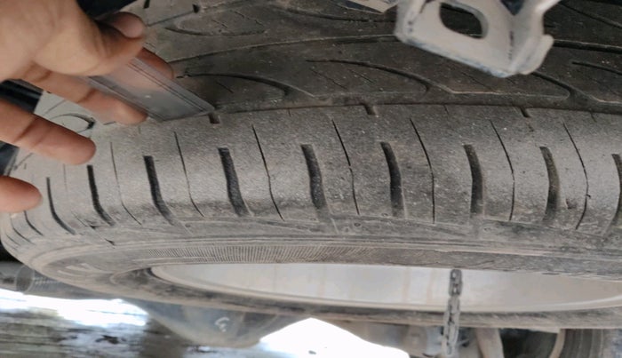 2013 Toyota Innova 2.5 VX 7 STR, Diesel, Manual, 1,28,615 km, tyre