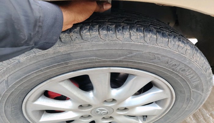 2013 Toyota Innova 2.5 VX 7 STR, Diesel, Manual, 1,28,615 km, tyre