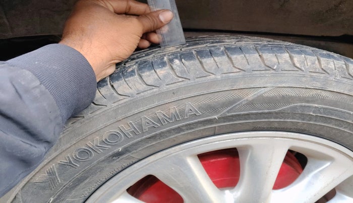 2013 Toyota Innova 2.5 VX 7 STR, Diesel, Manual, 1,28,615 km, tyre