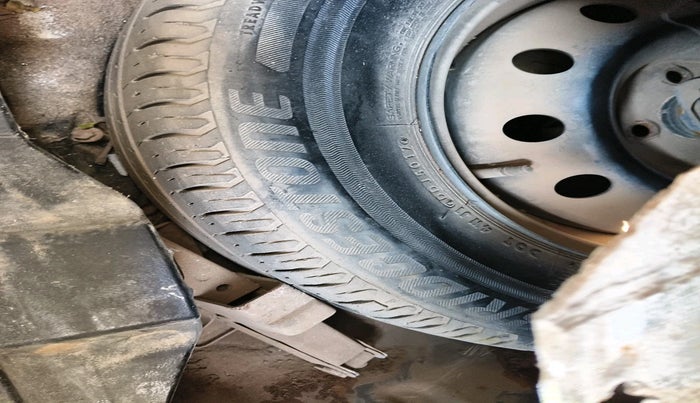 2017 Maruti Dzire VXI, Petrol, Manual, 1,39,860 km, tyre