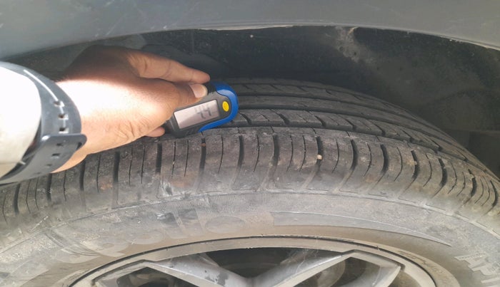 2017 Mahindra XUV500 W6, Diesel, Manual, 82,000 km, tyre