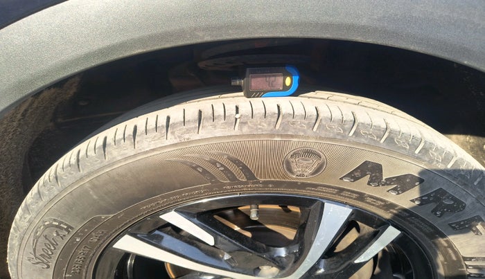 2024 Mahindra XUV700 MX Petrol MT 7 STR, Petrol, Manual, 36,321 km, tyre