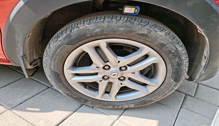 2020 Renault TRIBER RXZ, Petrol, Manual, 27,104 km, tyre