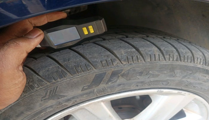 2012 Volkswagen Vento COMFORTLINE DIESEL 1.6, Diesel, Manual, 1,29,267 km, tyre