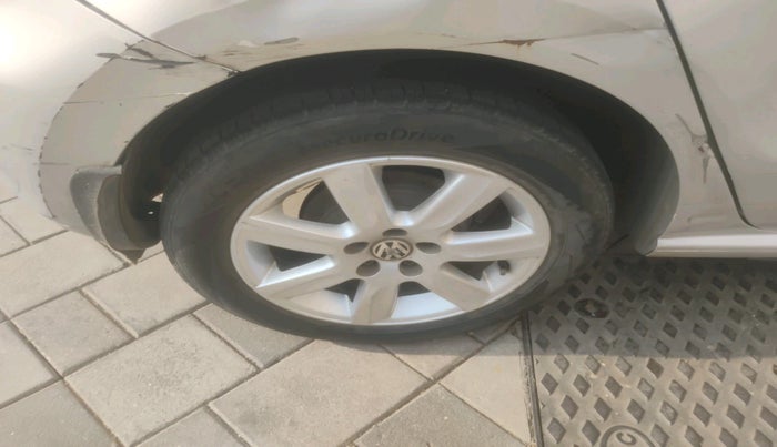 2011 Volkswagen Polo HIGHLINE1.2L, Petrol, Manual, 1,23,116 km, tyre