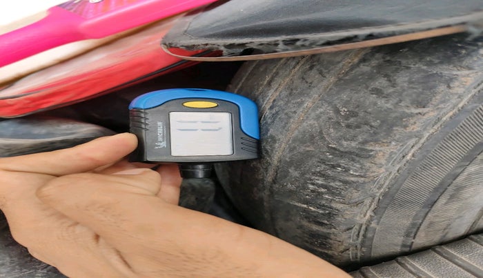 2015 Hyundai i10 MAGNA 1.1, Petrol, Manual, 1,07,517 km, tyre