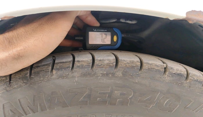 2015 Hyundai i10 MAGNA 1.1, Petrol, Manual, 1,07,517 km, tyre