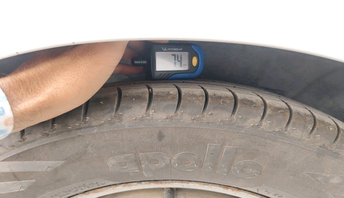 2015 Hyundai i10 MAGNA 1.1, Petrol, Manual, 1,07,517 km, tyre