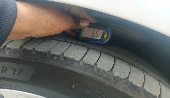 2017 Toyota Camry HYBRID, Hybrid, Automatic, 83,520 km, tyre