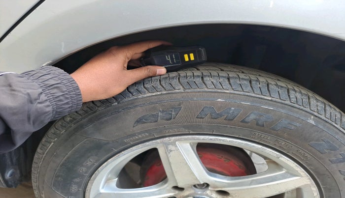 2011 Maruti Swift VXI, Petrol, Manual, 1,14,744 km, tyre