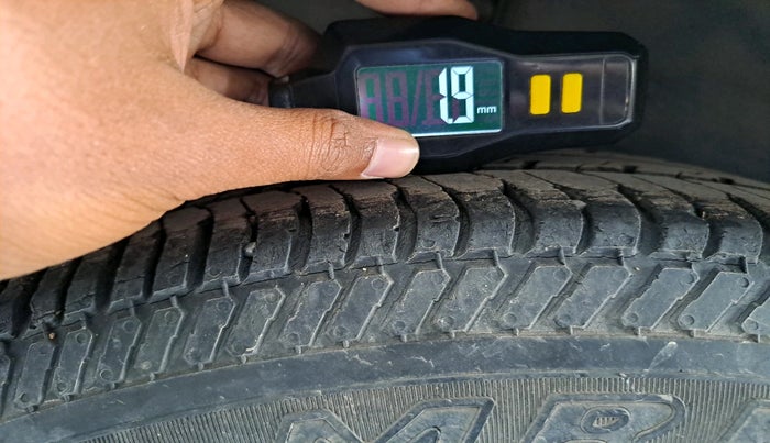 2011 Maruti Swift VXI, Petrol, Manual, 1,14,744 km, tyre