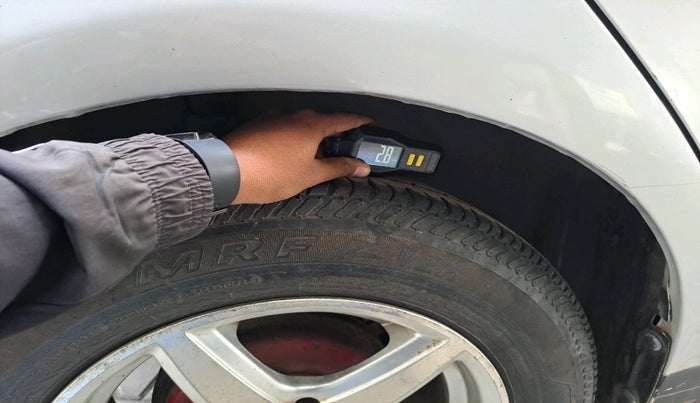 2011 Maruti Swift VXI, Petrol, Manual, 1,14,744 km, tyre