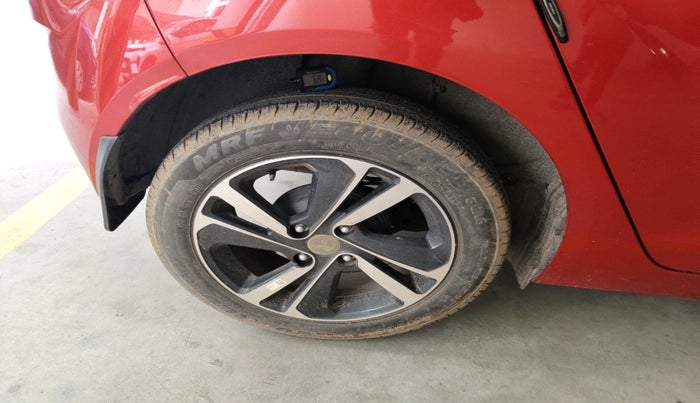 2023 Tata ALTROZ XZA, Petrol, Automatic, 7,608 km, tyre