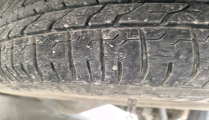 2017 Toyota Innova Crysta 2.4 VX 7 STR, Diesel, Manual, 1,06,480 km, tyre