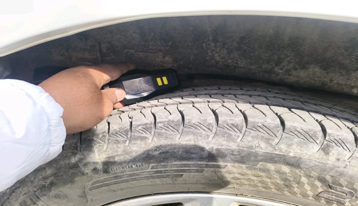 2017 Toyota Innova Crysta 2.4 VX 7 STR, Diesel, Manual, 1,06,480 km, tyre