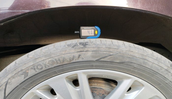 2018 Toyota Innova Crysta 2.4 ZX 7 STR, Diesel, Manual, 1,53,034 km, tyre