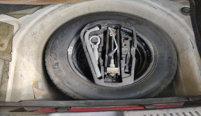 2012 Volkswagen Polo HIGHLINE1.2L, Petrol, Manual, 2,12,998 km, tyre