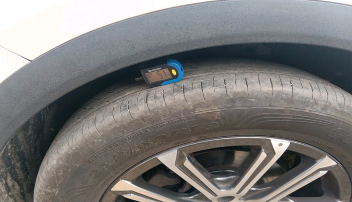 2022 Mahindra XUV700 AX 7 LUXURY D AT 7 STR, Diesel, Automatic, 82,535 km, tyre