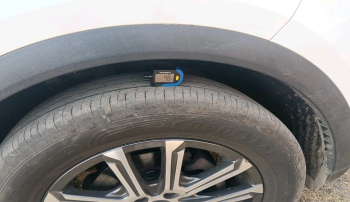 2022 Mahindra XUV700 AX 7 LUXURY D AT 7 STR, Diesel, Automatic, 82,535 km, tyre