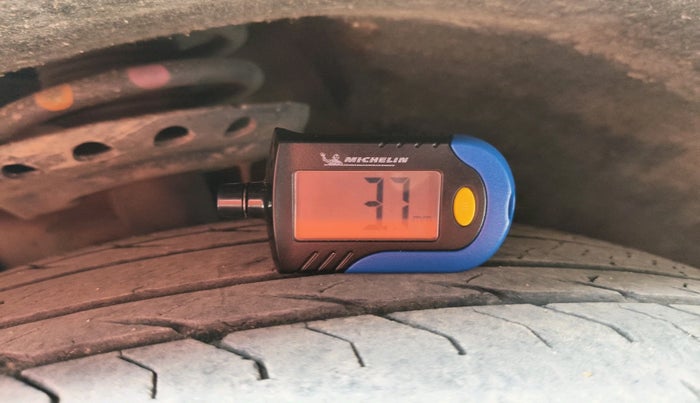 2014 Volvo XC 60 D4 SUMMUM, Diesel, Automatic, 1,06,315 km, tyre