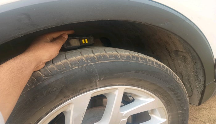 2023 Mahindra XUV300 W8 1.5 DIESEL, Diesel, Manual, 42,771 km, tyre