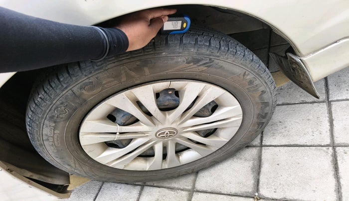 2014 Toyota Innova 2.5 GX 7 STR, Diesel, Manual, 1,23,181 km, tyre