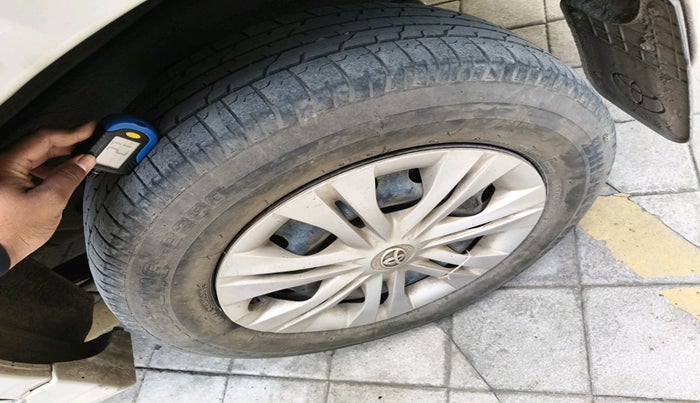 2014 Toyota Innova 2.5 GX 7 STR, Diesel, Manual, 1,23,181 km, tyre