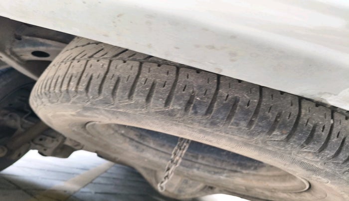 2014 Toyota Innova 2.5 GX 7 STR, Diesel, Manual, 1,23,181 km, tyre