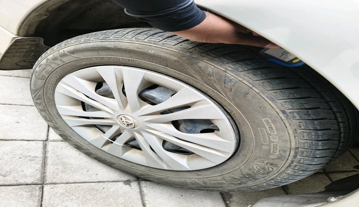 2014 Toyota Innova 2.5 GX 7 STR, Diesel, Manual, 1,23,181 km, tyre