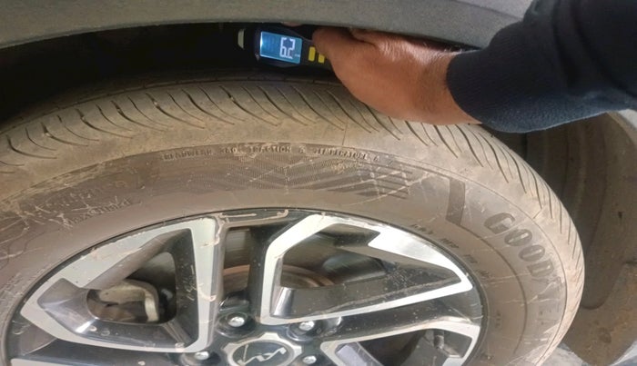 2022 KIA CARENS LUXURY 1.5 DIESEL 7 STR, Diesel, Manual, 1,04,000 km, tyre