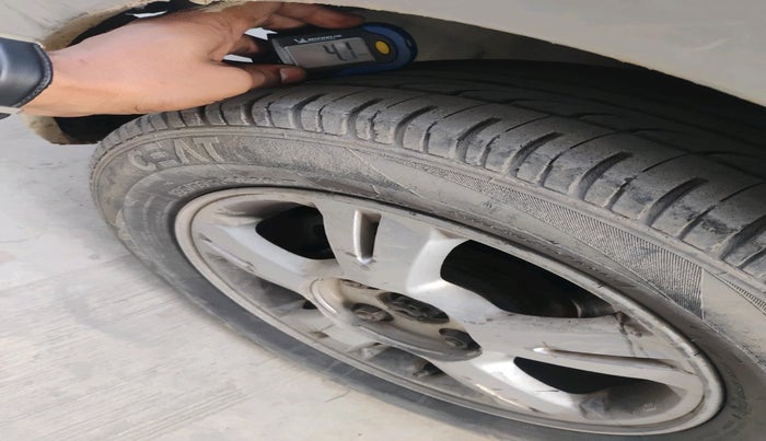 2010 Hyundai i20 ASTA 1.2, Petrol, Manual, 2,10,326 km, tyre