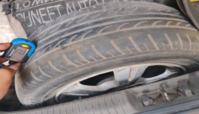 2010 Hyundai i20 ASTA 1.2, Petrol, Manual, 2,10,326 km, tyre