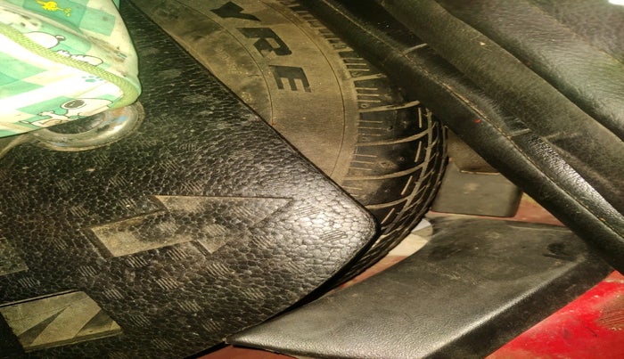 2013 Chevrolet Beat LS PETROL, Petrol, Manual, 1,36,040 km, tyre