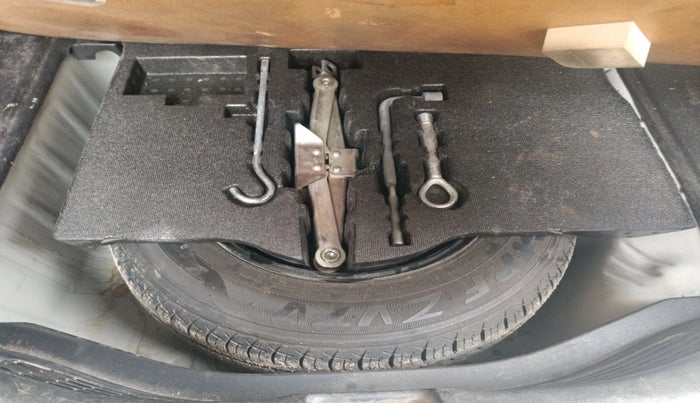 2015 Honda Jazz 1.2L I-VTEC V AT, Petrol, Automatic, 1,93,553 km, tyre