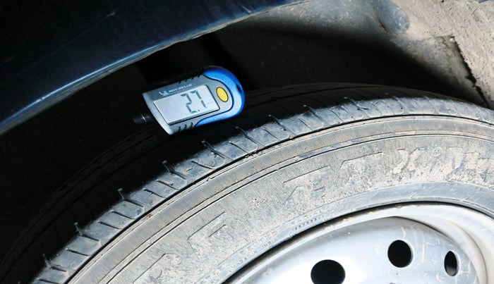 2017 Maruti Dzire LXI, Petrol, Manual, 1,03,040 km, tyre