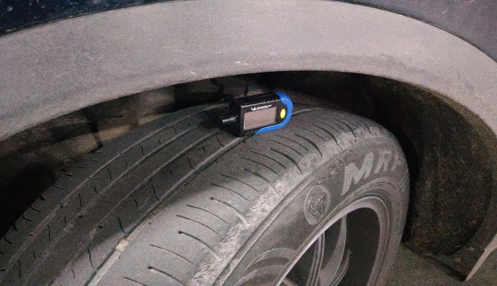 2022 Mahindra XUV700 MX P MT 5 STR, Petrol, Manual, 81,575 km, tyre