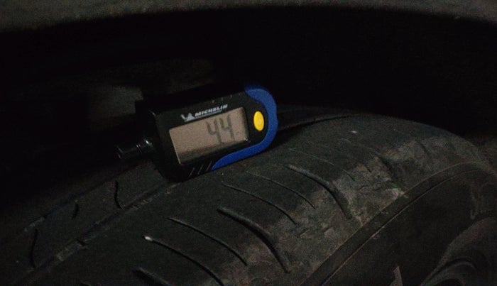 2022 Mahindra XUV700 MX P MT 5 STR, Petrol, Manual, 81,575 km, tyre