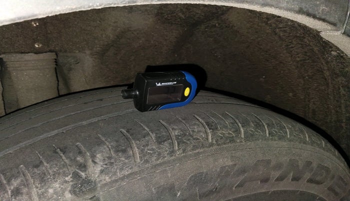 2022 Mahindra XUV700 MX P MT 5 STR, Petrol, Manual, 81,575 km, tyre