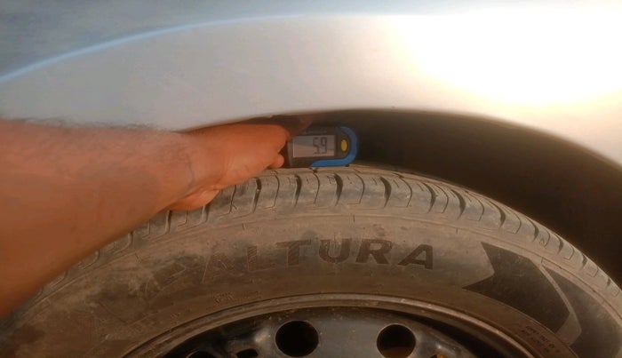 2014 Volkswagen Polo COMFORTLINE 1.2L, Petrol, Manual, 1,29,417 km, tyre