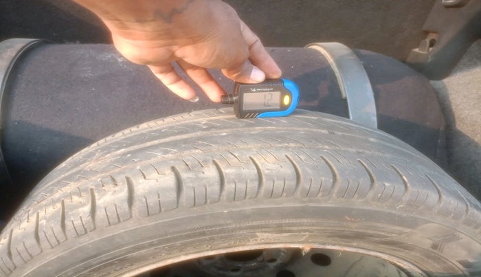 2014 Volkswagen Polo COMFORTLINE 1.2L, Petrol, Manual, 1,29,417 km, tyre