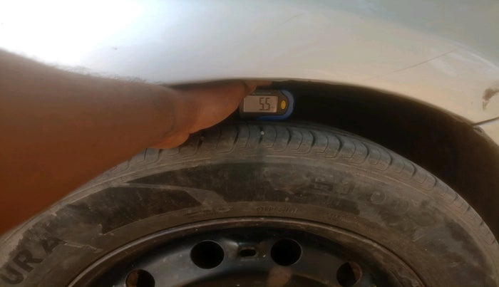 2014 Volkswagen Polo COMFORTLINE 1.2L, Petrol, Manual, 1,29,417 km, tyre