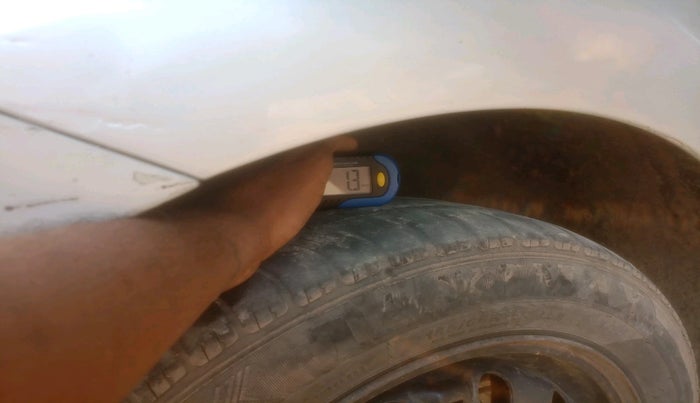 2014 Volkswagen Polo COMFORTLINE 1.2L, Petrol, Manual, 1,29,417 km, tyre