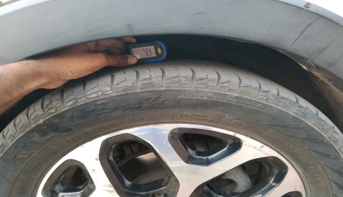 2017 Renault Captur RXT DIESEL DUAL TONE, Diesel, Manual, 1,60,192 km, tyre