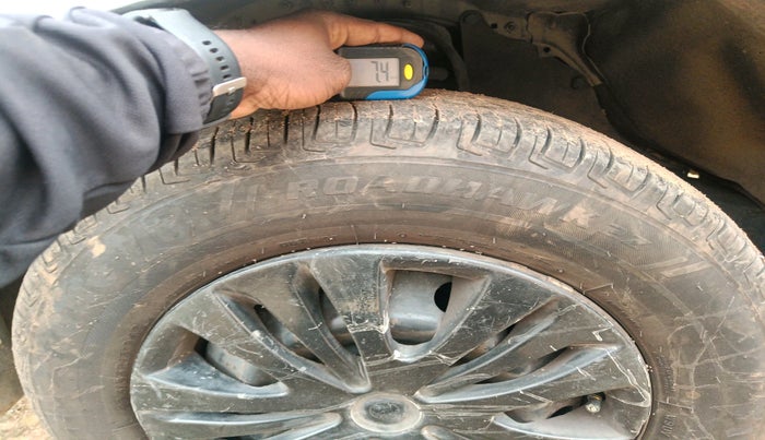 2012 Toyota Innova 2.5 G 8 STR, Diesel, Manual, 2,15,985 km, tyre