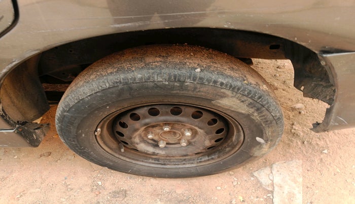 2012 Toyota Innova 2.5 G 8 STR, Diesel, Manual, 2,15,985 km, tyre