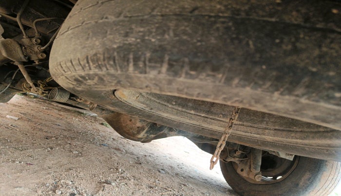 2012 Toyota Innova 2.5 G 8 STR, Diesel, Manual, 2,15,985 km, tyre