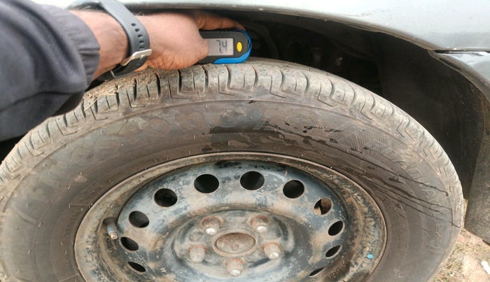 2012 Toyota Innova 2.5 G 8 STR, Diesel, Manual, 2,15,985 km, tyre