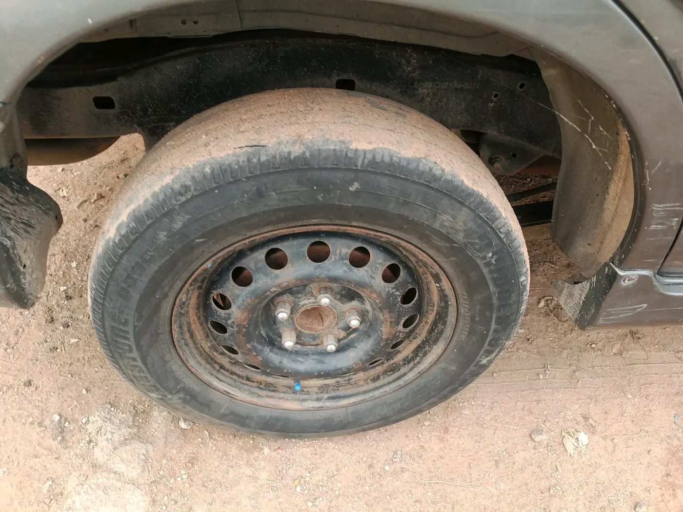 2012 Toyota Innova 2.5 G 8 STR, Diesel, Manual, 2,15,985 km, tyre