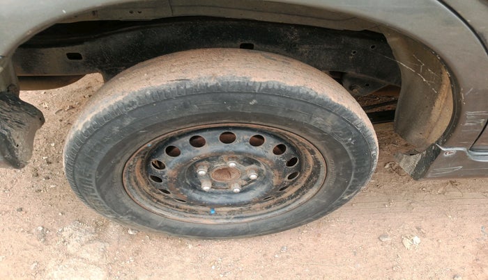 2012 Toyota Innova 2.5 G 8 STR, Diesel, Manual, 2,15,985 km, tyre