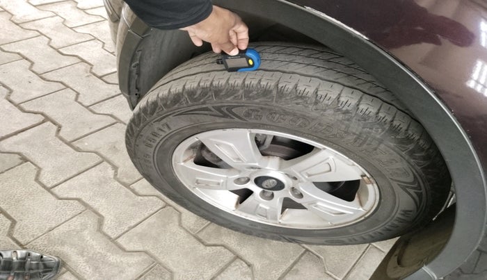 2014 Mahindra XUV500 W8, Diesel, Manual, 1,04,074 km, tyre